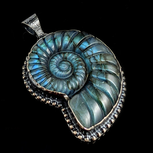 wisiory Barokowy amonit z labradorytu