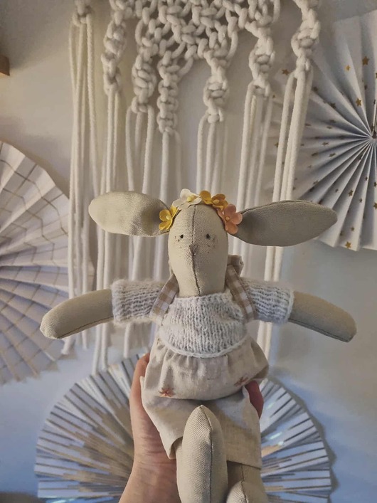 misie i maskotki Przytulanka w sweterku z plecakiem i dwoma ubrankami