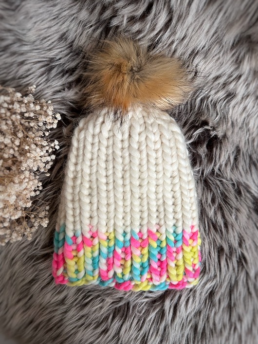 czapki damskie Gruba czapka z odpinanym pomponem - kolory Natural i Marshmallow Neon