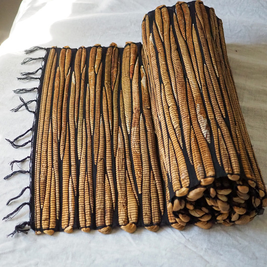 dodatki - różne Naturalny bieżnik z hiacynta wodnego z czarnym przeszyciem (150x36 cm)