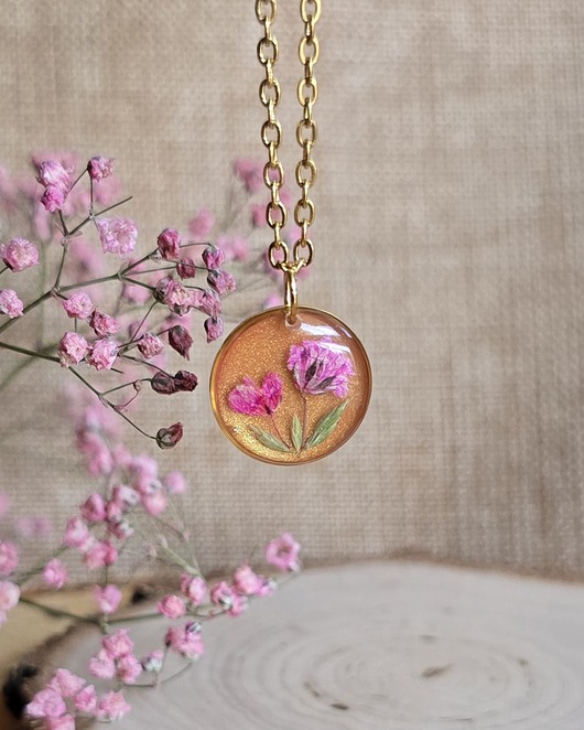 wisiory Łąka kwiatowa Złota zawieszka złoty wisiorek kwiaty żywica