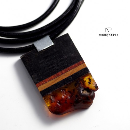 Wood&Amber Wisior Dąb Jotoba Cyprys Maszyneria