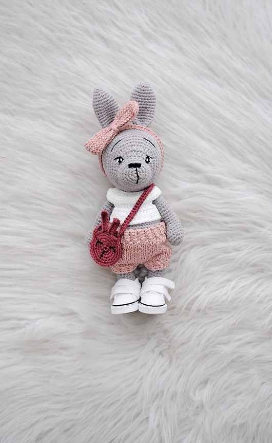 misie i maskotki Szarak w ubrankach