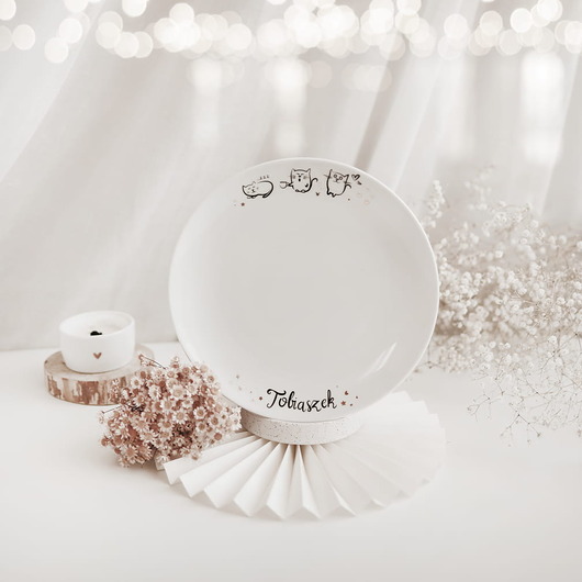 talerze, miski Biały talerz porcelanowy deserowo-śniadaniowy z personalizacją 20 cm - motyw