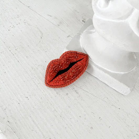 broszki Broszka USTA 5 ręcznie haftowana przypinka koraliki