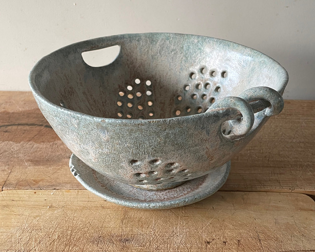 miski i misy Rustykalny durszlak ceramiczny z podstawką