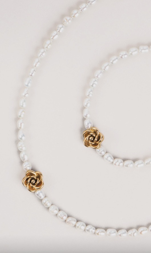 chokery Naszyjnik  z pereł z różą Pearl & Rose