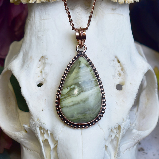 wisiory Miedziany wisiorek z Larsonitem w prostej ozdobnej oprawie