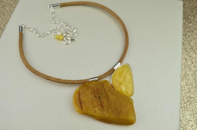 wisiory Naszyjnik z bursztynami: Serce z rzemieniem