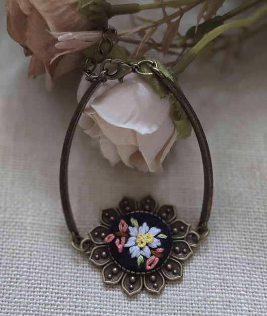 bransoletki - inne Bransoletka kwiatowym haftem II