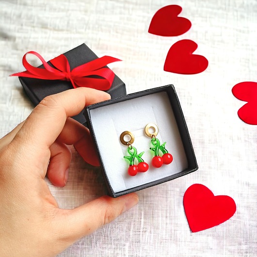 kolczyki szklane Wisienki : kolczyki na sztyftach : ozdobne pudełeczko : WALENTYNKI