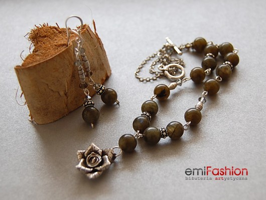 Srebrna róża w labradorytach MAREMI Jewelry