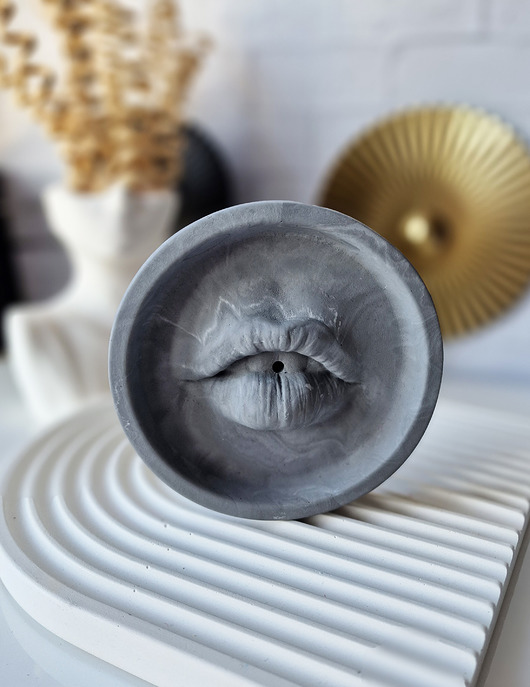 Podstawki pod kadzidełka Podstawka pod kadzidło w kształcie ust - grey