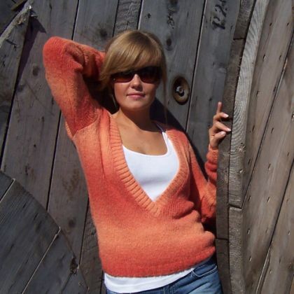 sweter z dekoltem halo pracownia