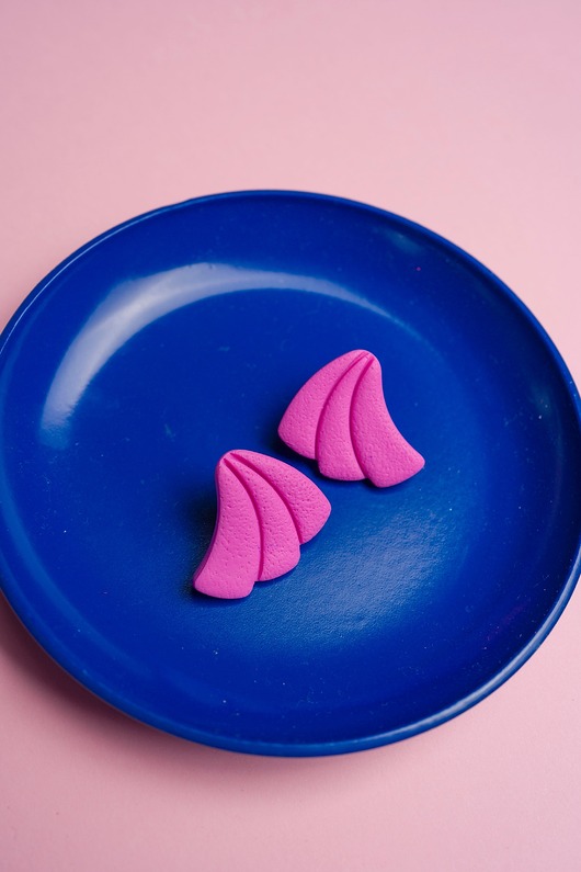 kolczyki z masy plastycznej Kolczyki w organicznym kształcie z fakturą