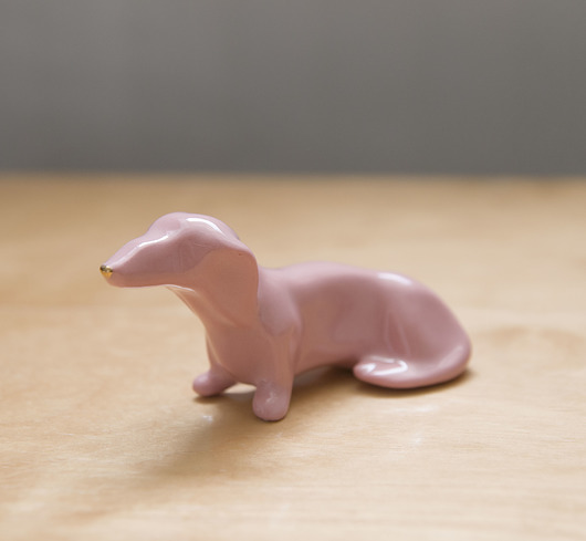 figurki i rzeźby Porcelanowy jamniczek różowy