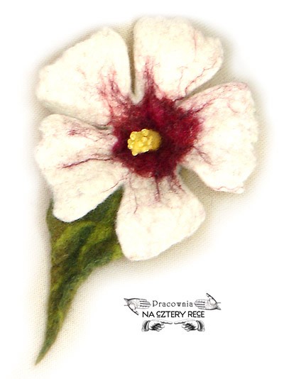Broszka filcowa HIBISKUS BIAŁOLICY WIZUARION
