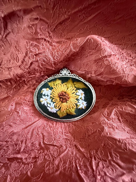 broszki Ręcznie haftowana broszka "Bukiet że słonecznikiem"