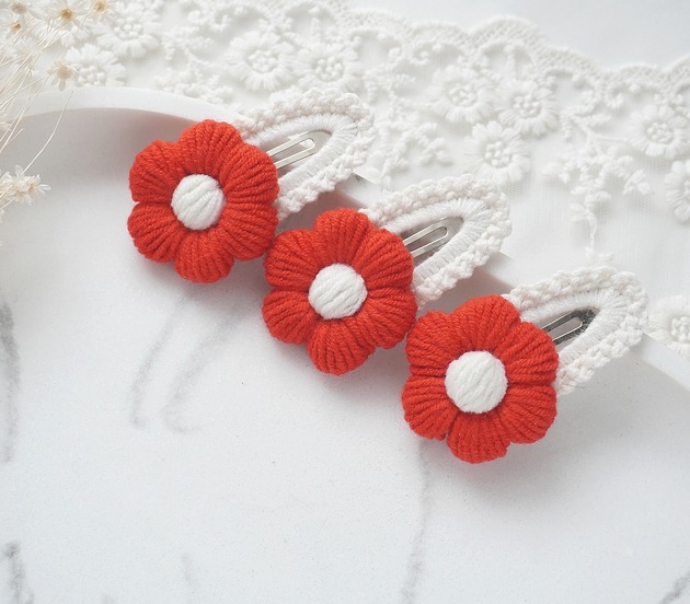 ozdoby do włosów dla dzieci Świąteczna spinka do włosów dla dziewczynki LUNA puszysty kwiatek S29