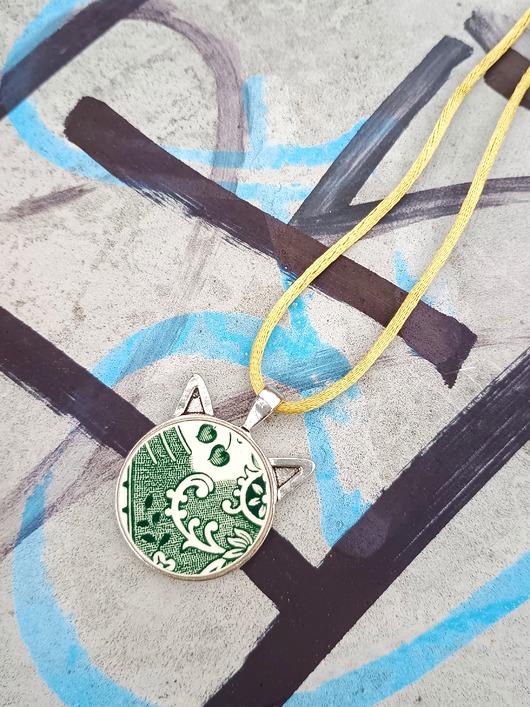 wisiory Naszyjnik w zielone wzory kot