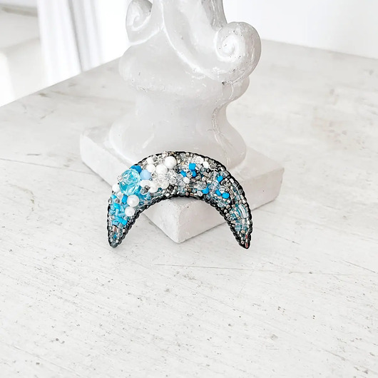 broszki Broszka KSIĘŻYC 5 ręcznie haftowana koraliki