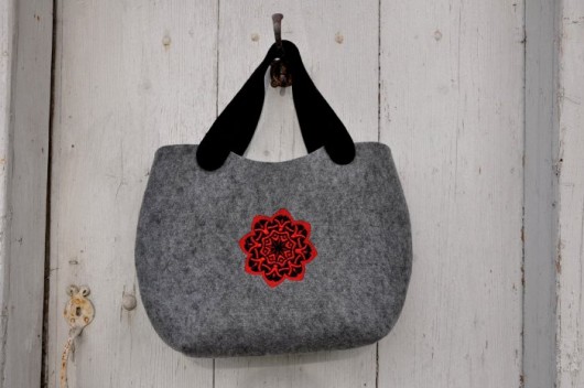 Torba hobo filcowa z haftem celtyckim PRACOWNIA 166