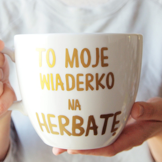 Litrowy kubek ze złotym napisem ONE MUG A DAY