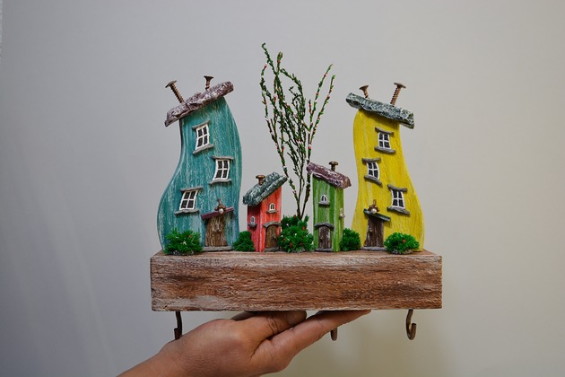 wieszaki Kolorowy drewniany wieszak na klucze z domkami z 4 haczykami