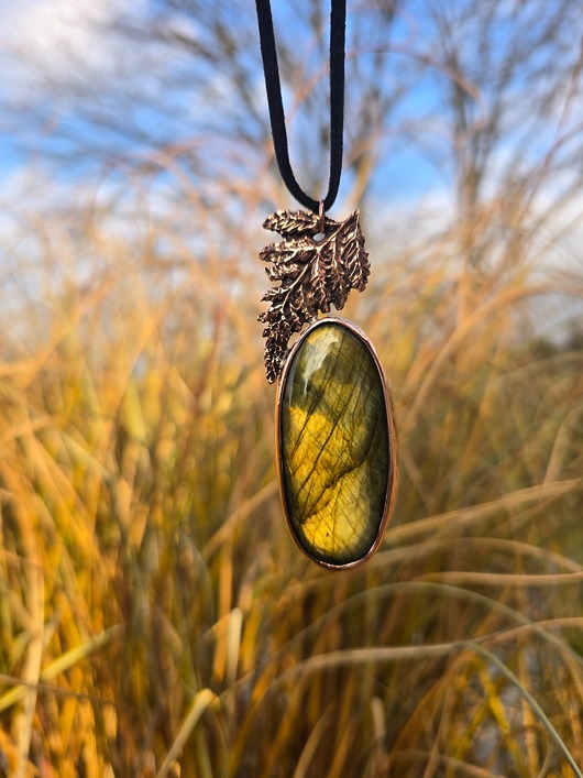 wisiory Naszyjnik z labradorytem i paprocią
