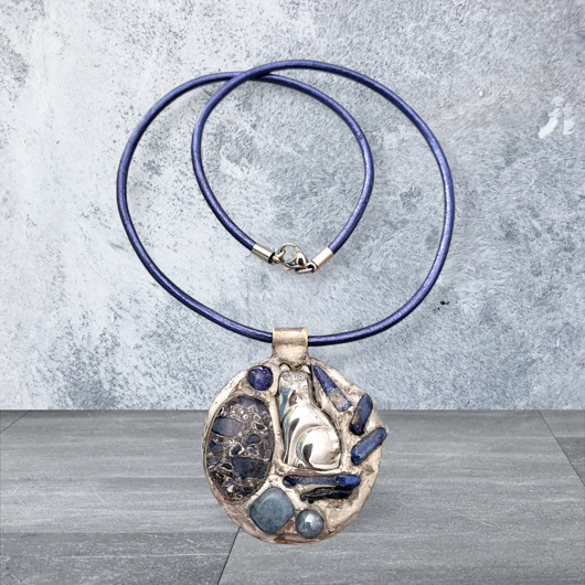 wisiory Naszyjnik z witrażowym wisiorem CAT