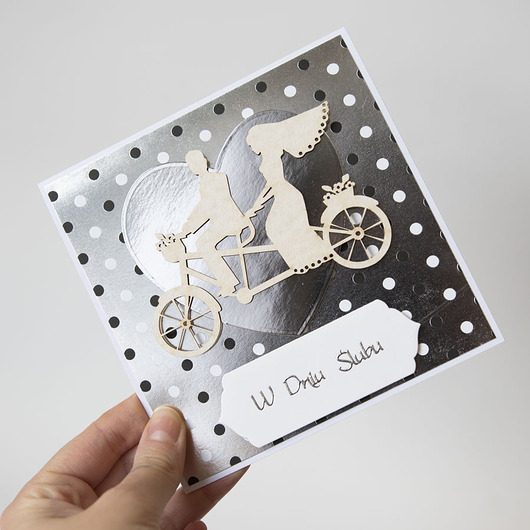 zaproszenia i kartki na ślub Kartka ślubna z parą młodą na rowerze