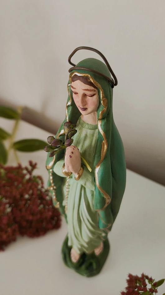 figurki i rzeźby Maryjka w zieleni