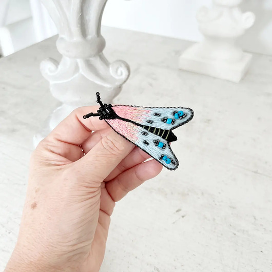 broszki Broszka ĆMA 14 ręcznie haftowana przypinka owady motyle