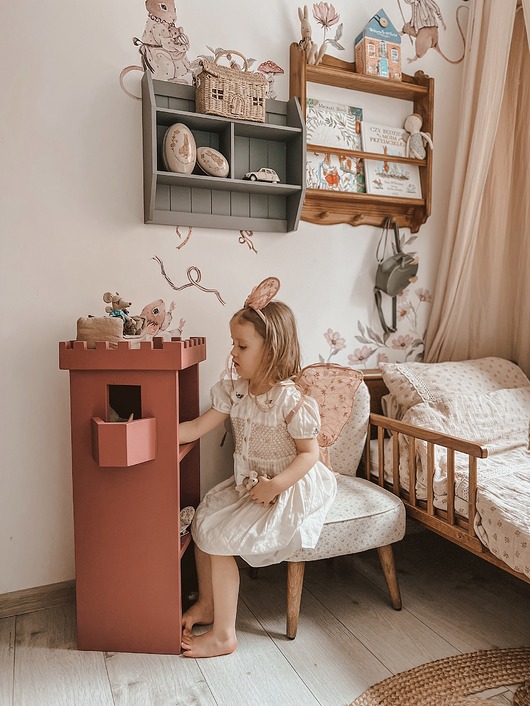 meble do pokoju dziecka Drewniany regał zamek / domek dla lalek
