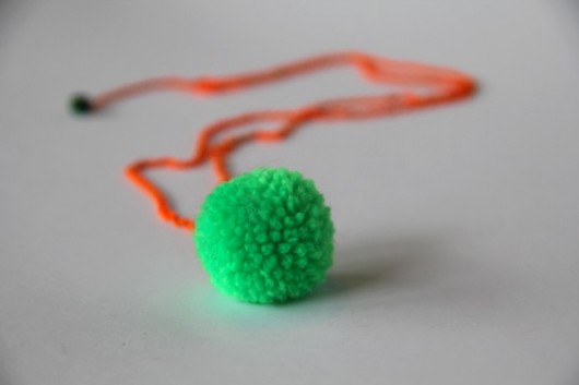 naszyjnik pompon fluorescencyjny zielony neon bimabejbe