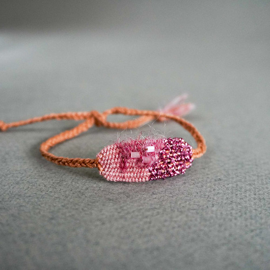 bransoletki na sznurku Mini bransoletka handmade , wiązana na supełek - róż