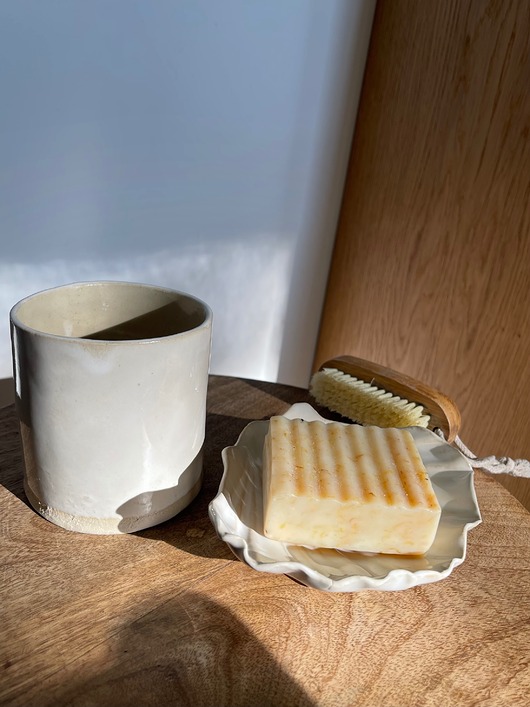 mydelniczki Ceramiczny Zestaw Łazienkowy z Mydelniczką Muszlą z Odpływem Biała Perłowa