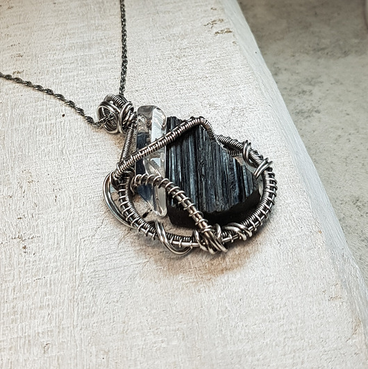 wisiory Kamienie mocy kryształ górski z turmalinem S209