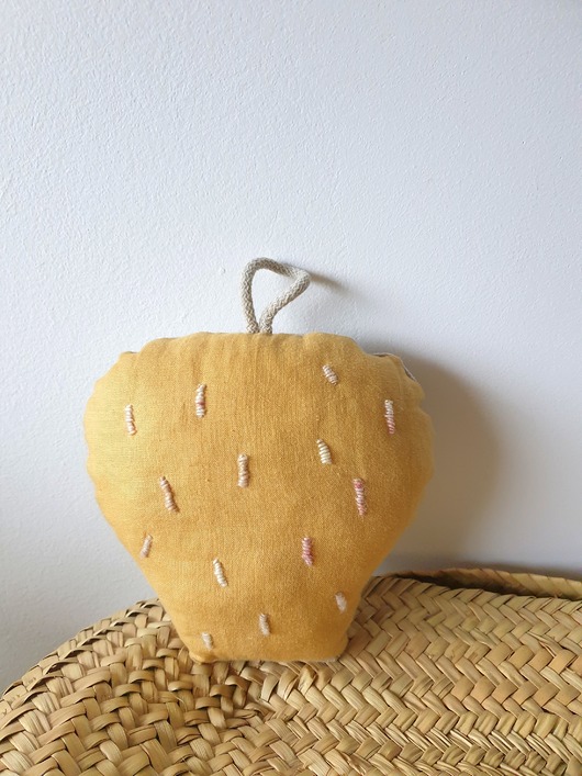 pokój dziecka - różne Truskawka z lnu dekoracja / ochra