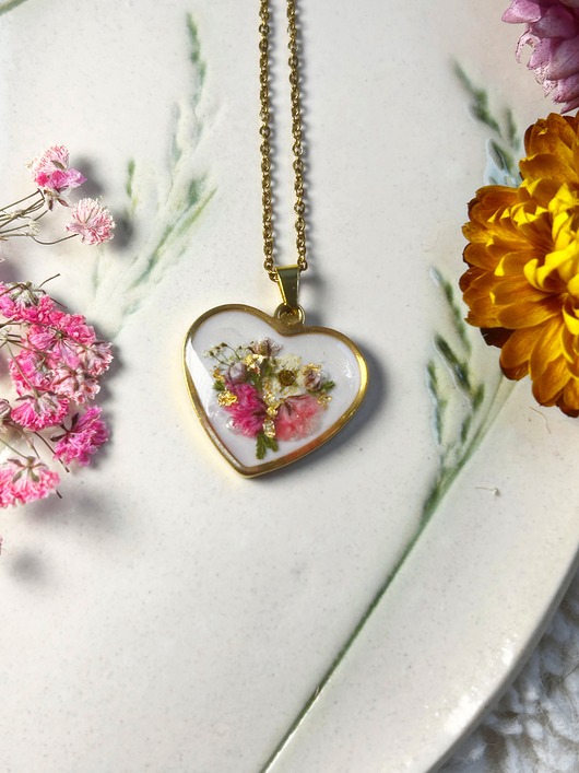 złote naszyjniki Przepiękny naszyjnik serce z bukietem kwiatów - idealny prezent