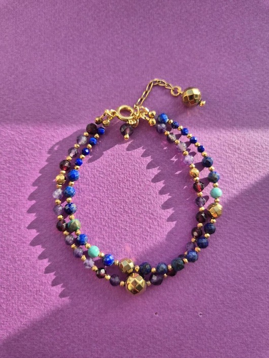 bransoletki z kamieni naturalnych Fioletowo-niebieska bransoletka z ametystów i lapis lazuli z zawieszką