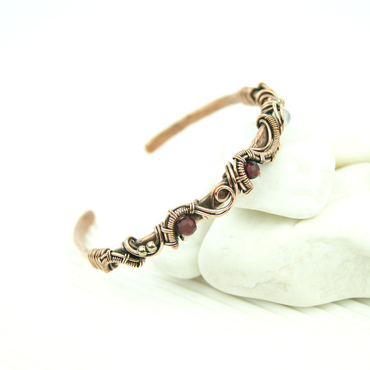 bransoletki wire wrapping Miedziana bransoleta mankietowa z rubinem