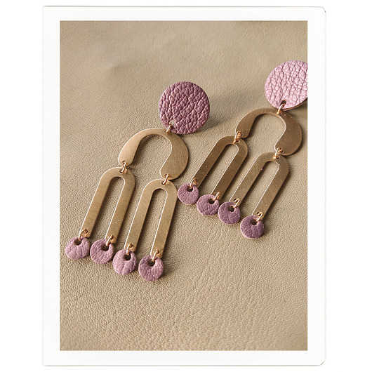 kolczyki z mosiądzu COLOSSEO . Jeden geometryczny kolczyk MAUVE