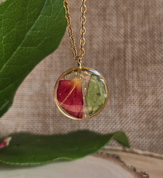 wisiory Złoty wisiorek z prawdziwym kwiatem róża