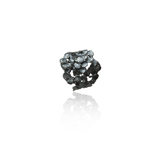 Grafitowy pierścień z płatków- Jabłonka KOS jewellery