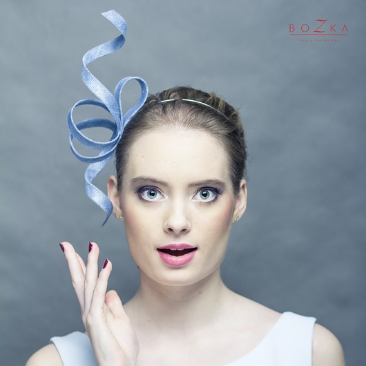 Wijący się niebieski fascynator. BOZKA Luxury Handmade