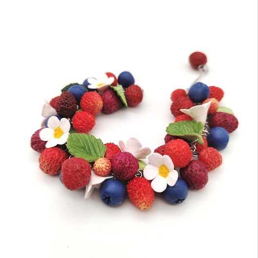 bransoletki - inne Bransoletka z poziomkami, borówkami i kwiatami handmade
