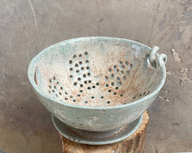 miski i misy Rustykalny durszlak ceramiczny z podstawką