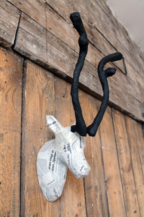 Jelonek gazetowy z czarnymi rogami PAPER SCULPTURE