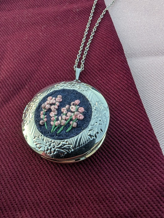 wisiory Unikalny naszyjnik sekretnik z drobnymi kwiatami
